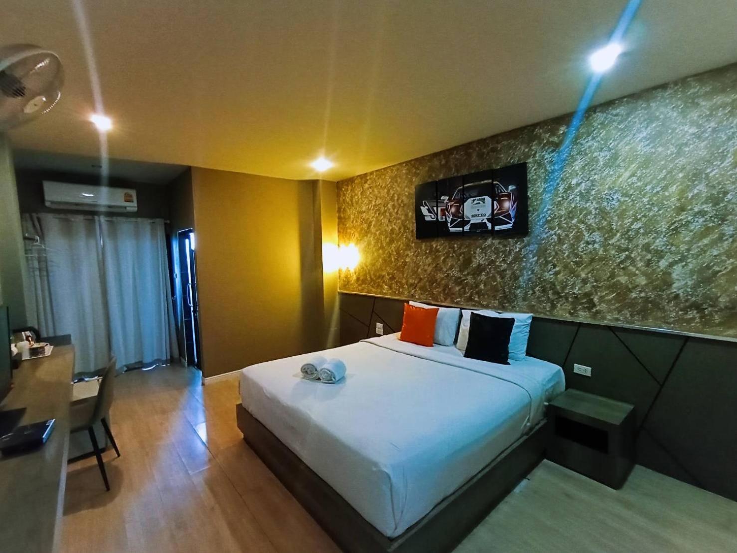 The S Design Hotel Бурирам Екстериор снимка